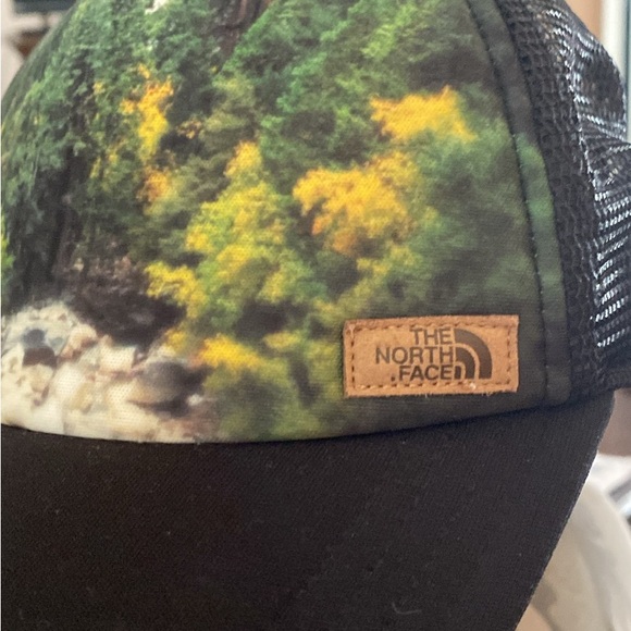 The North Face Unisex Trucker Hat - Picture 4 of 7
